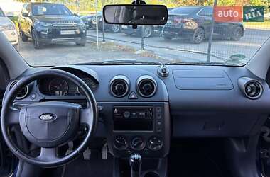 Хэтчбек Ford Fiesta 2004 в 