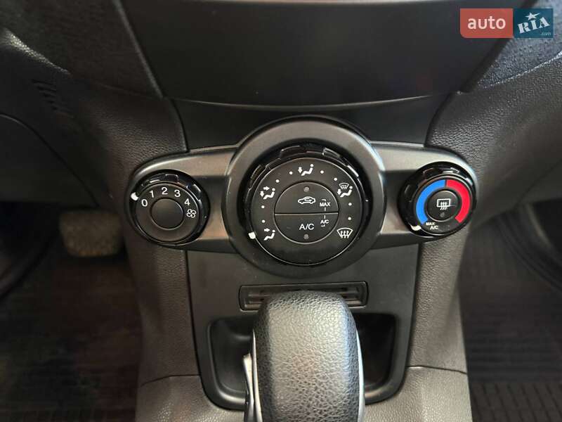 Хетчбек Ford Fiesta 2015 в Києві