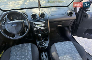 Хэтчбек Ford Fiesta 2005 в 
