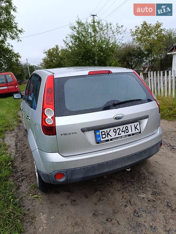 Хэтчбек Ford Fiesta 2006 в Корце