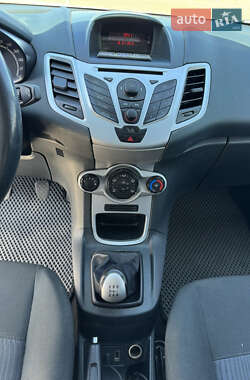 Хэтчбек Ford Fiesta 2012 в 
