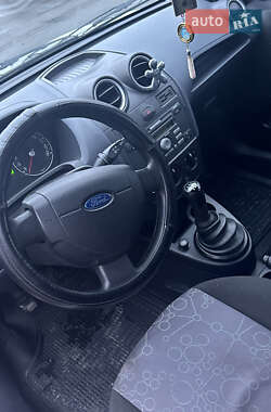 Хэтчбек Ford Fiesta 2006 в 
