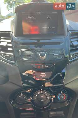 Хэтчбек Ford Fiesta 2015 в 