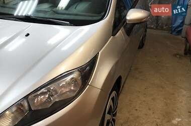 Хэтчбек Ford Fiesta 2015 в 
