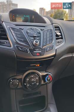 Хэтчбек Ford Fiesta 2015 в 