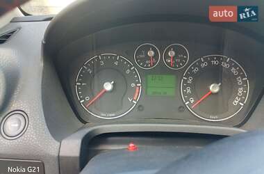 Хэтчбек Ford Fiesta 2006 в 