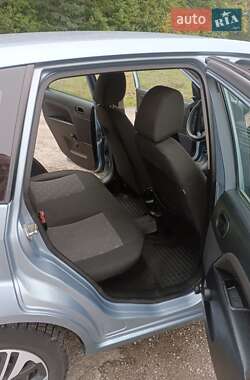 Хэтчбек Ford Fiesta 2005 в 