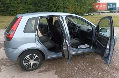 Хэтчбек Ford Fiesta 2005 в 