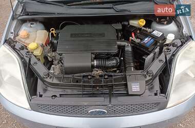 Хэтчбек Ford Fiesta 2005 в 