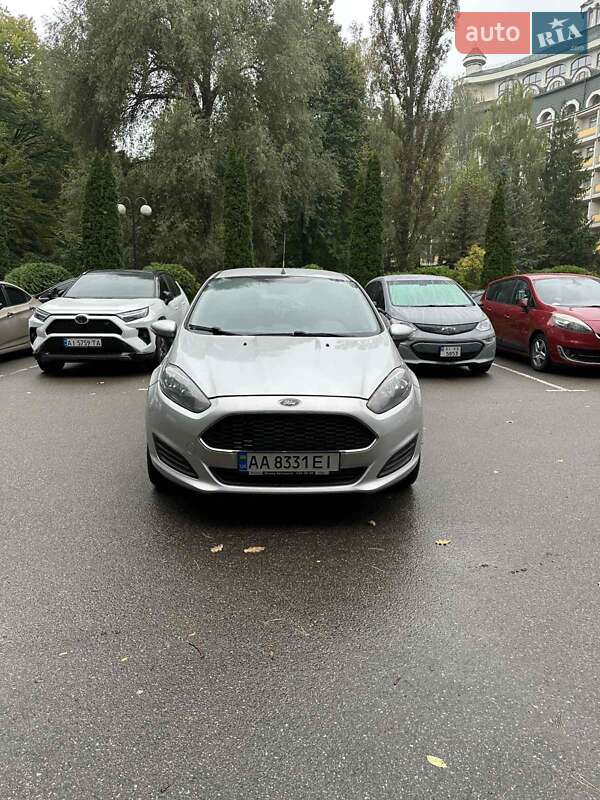 Хэтчбек Ford Fiesta 2016 в 