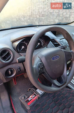 Седан Ford Fiesta 2015 в 