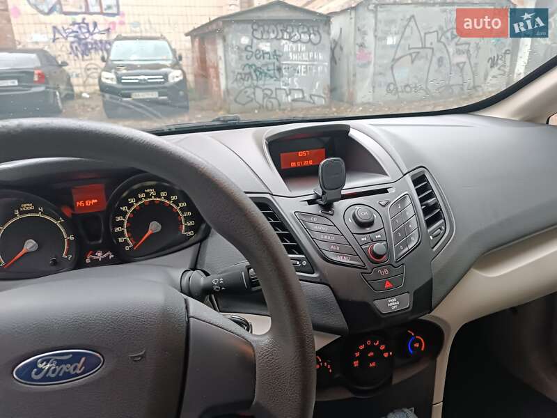 Седан Ford Fiesta 2010 в Киеве
