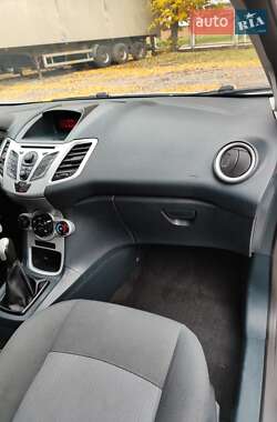 Хэтчбек Ford Fiesta 2012 в 