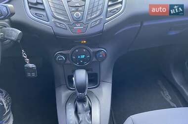 Хэтчбек Ford Fiesta 2015 в 