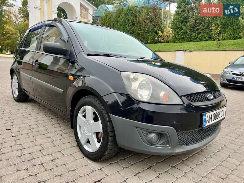 Хэтчбек Ford Fiesta 2008 в Остроге