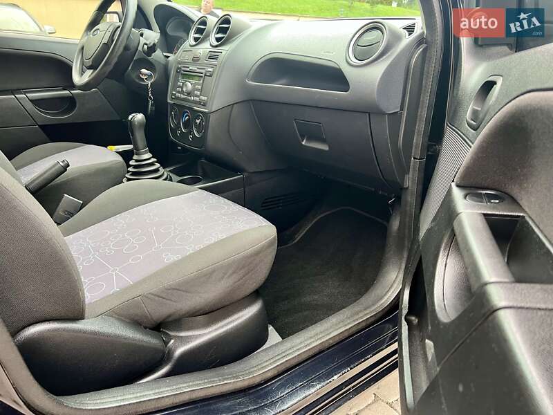 Хэтчбек Ford Fiesta 2008 в Остроге