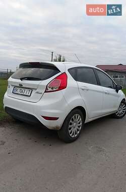 Хэтчбек Ford Fiesta 2015 в 