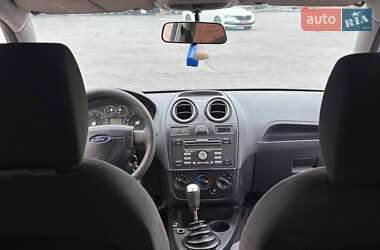 Хэтчбек Ford Fiesta 2005 в 