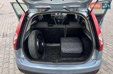Хэтчбек Ford Fiesta 2005 в 