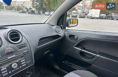 Хэтчбек Ford Fiesta 2005 в 