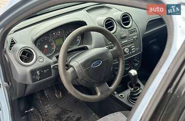 Хэтчбек Ford Fiesta 2005 в 