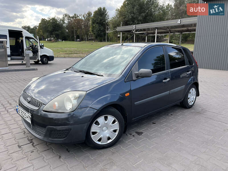 Хэтчбек Ford Fiesta 2006 в 