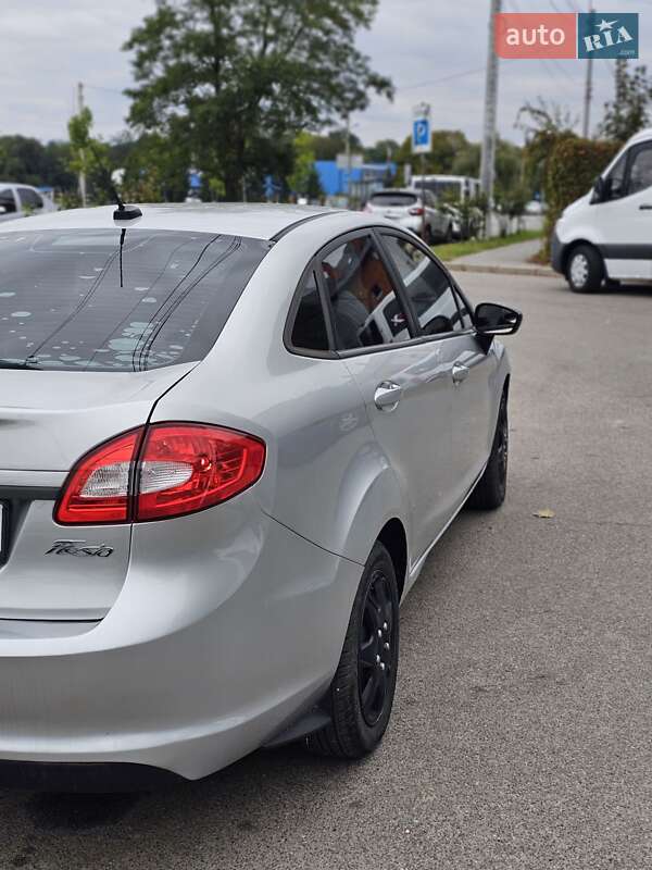 Седан Ford Fiesta 2012 в Чернівцях