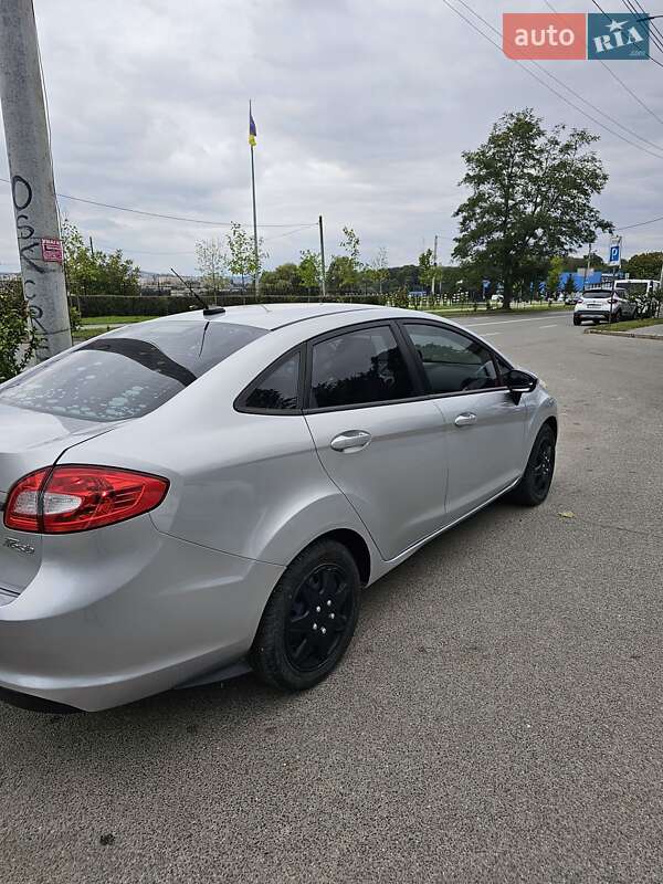 Седан Ford Fiesta 2012 в Чернівцях