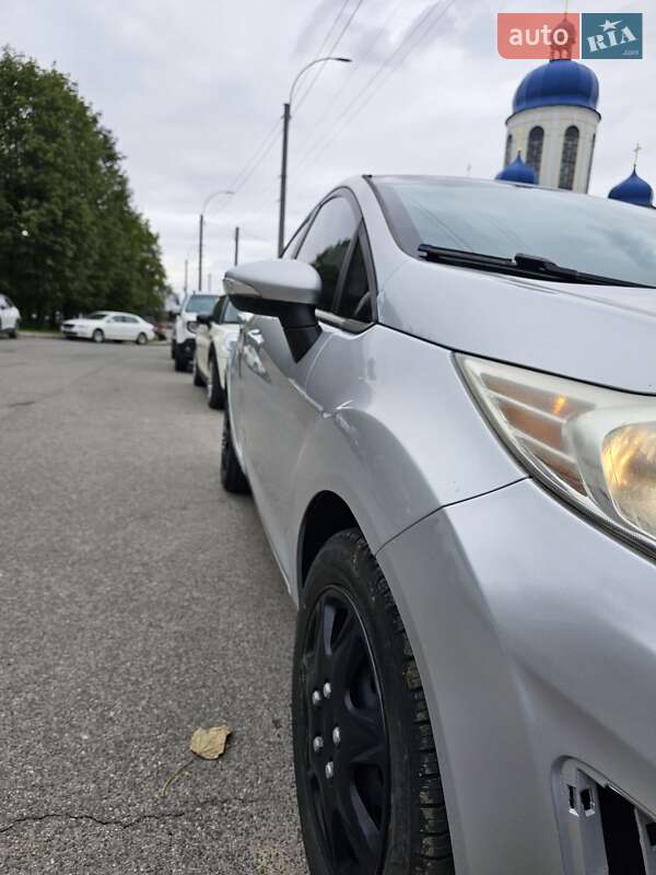 Седан Ford Fiesta 2012 в Чернівцях