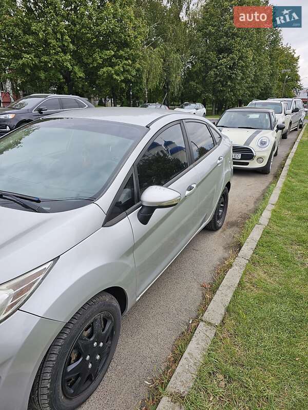 Седан Ford Fiesta 2012 в Чернівцях