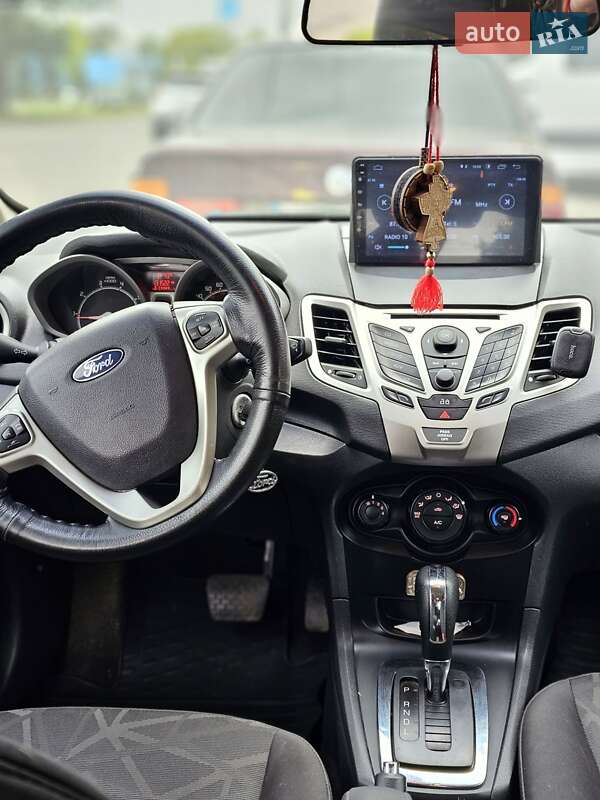 Седан Ford Fiesta 2012 в Чернівцях