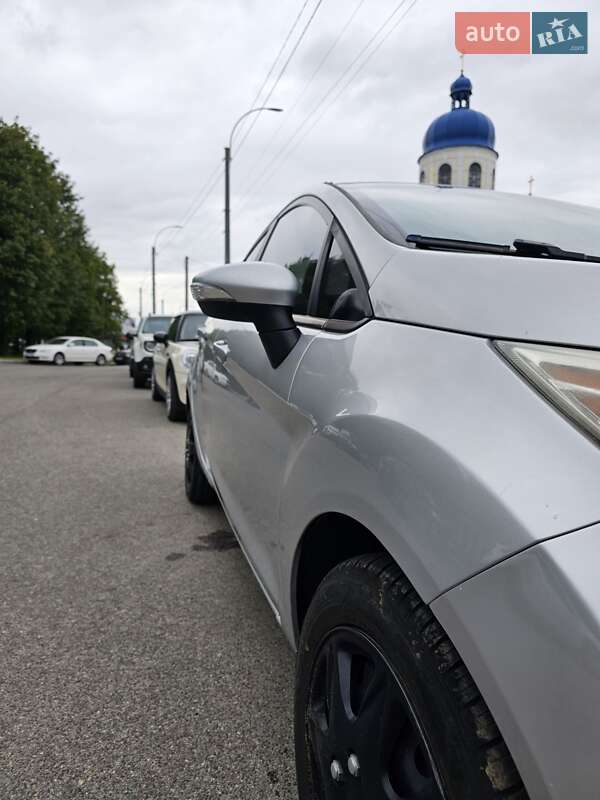 Седан Ford Fiesta 2012 в Чернівцях