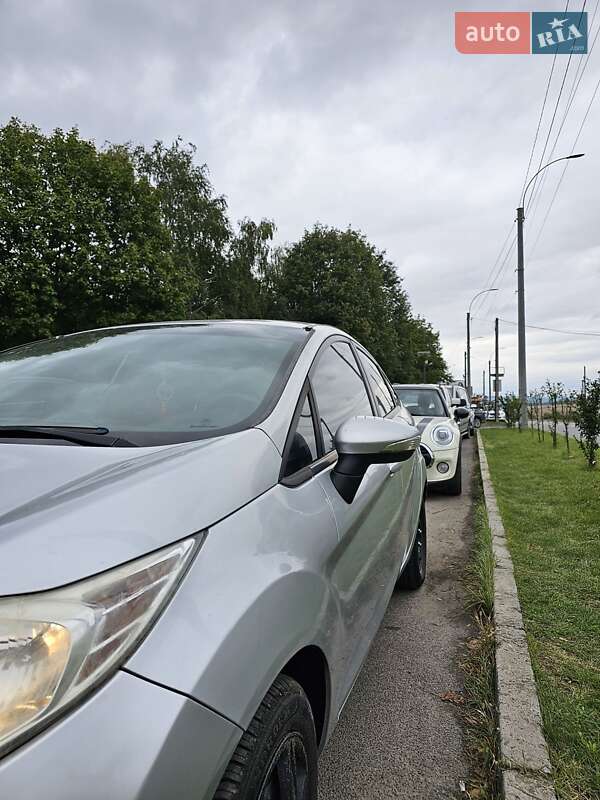 Седан Ford Fiesta 2012 в Чернівцях