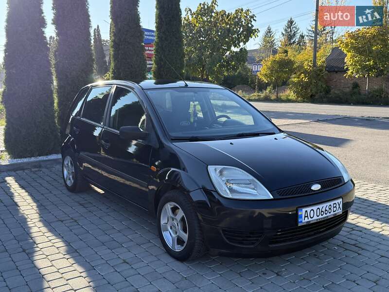 Хэтчбек Ford Fiesta 2002 в  фото Хэтчбек Ford Fiesta 2002 в