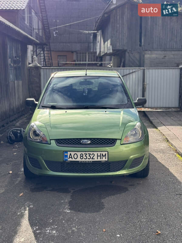 Хэтчбек Ford Fiesta 2006 в 