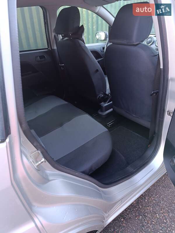 Хетчбек Ford Fiesta 2006 в Гощі