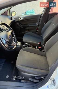 Хетчбек Ford Fiesta 2015 в 