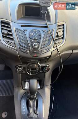 Хетчбек Ford Fiesta 2015 в 
