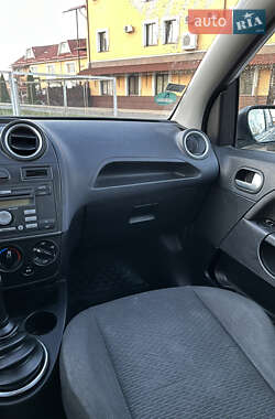 Хэтчбек Ford Fiesta 2005 в  фото 28 Хэтчбек Ford Fiesta 2005 в