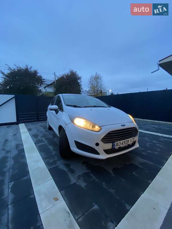 Седан Ford Fiesta 2018 в Ужгороді