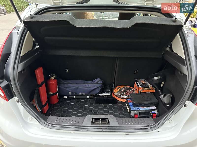 Хетчбек Ford Fiesta 2015 в Софіївській Борщагівці фото 6 Хетчбек Ford Fiesta 2015 в Софіївській Борщагівці