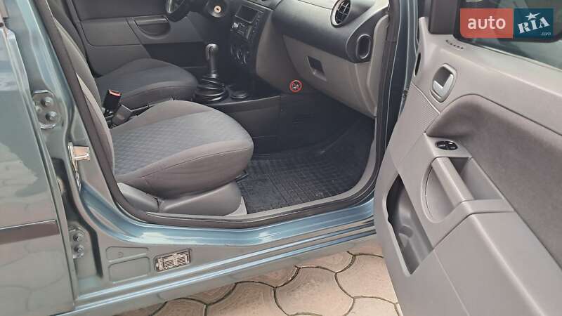 Хетчбек Ford Fiesta 2002 в Надвірній фото 18 Хетчбек Ford Fiesta 2002 в Надвірній