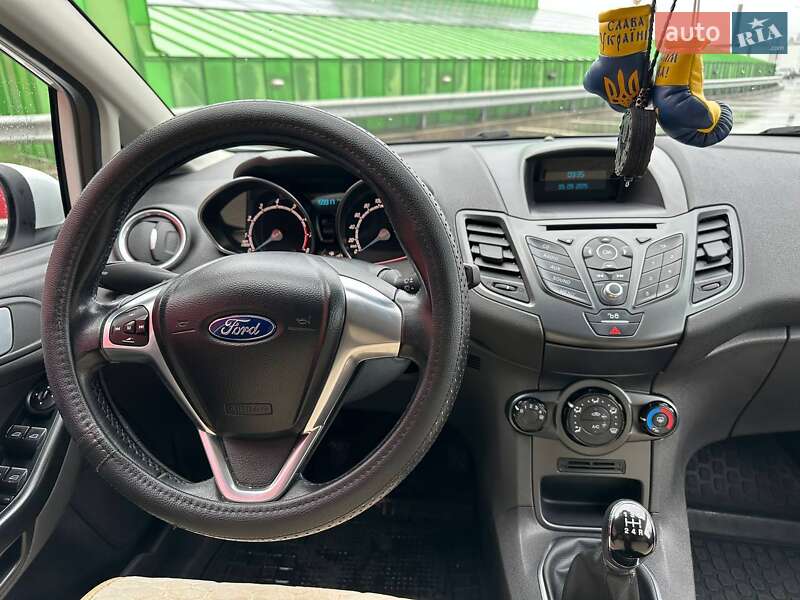 Хэтчбек Ford Fiesta 2015 в Киеве фото 14 Хэтчбек Ford Fiesta 2015 в Киеве