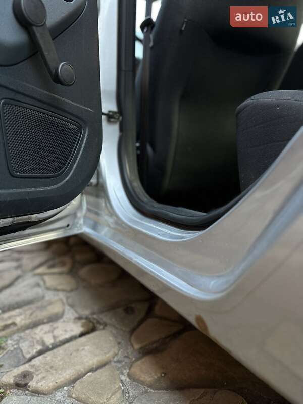 Хетчбек Ford Fiesta 2010 в Косові фото 22 Хетчбек Ford Fiesta 2010 в Косові