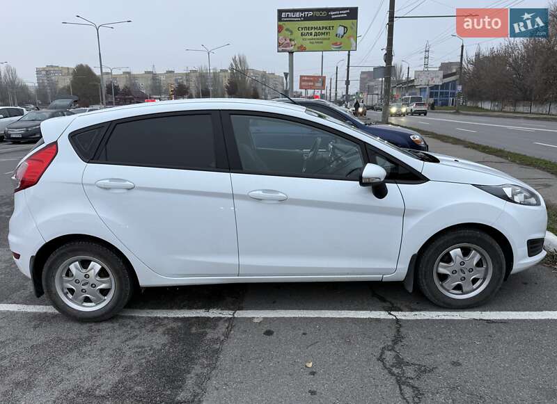 Хэтчбек Ford Fiesta 2015 в Днепре