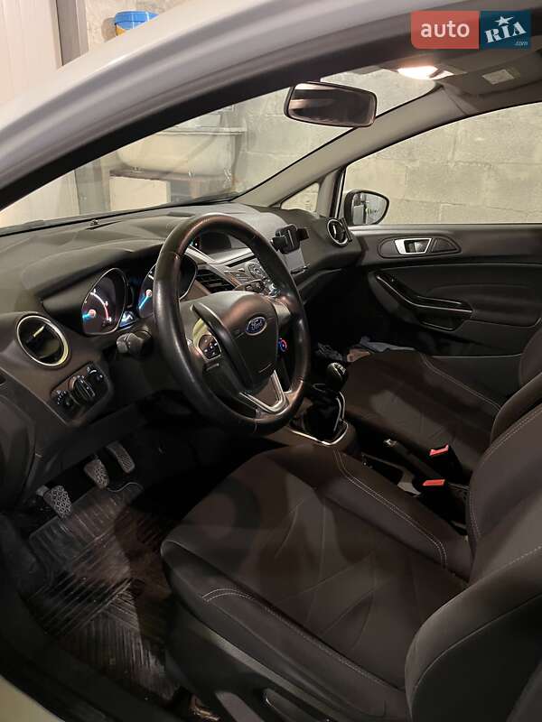 Хэтчбек Ford Fiesta 2015 в Днепре