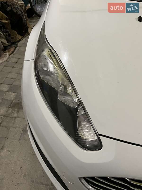 Хэтчбек Ford Fiesta 2015 в Днепре