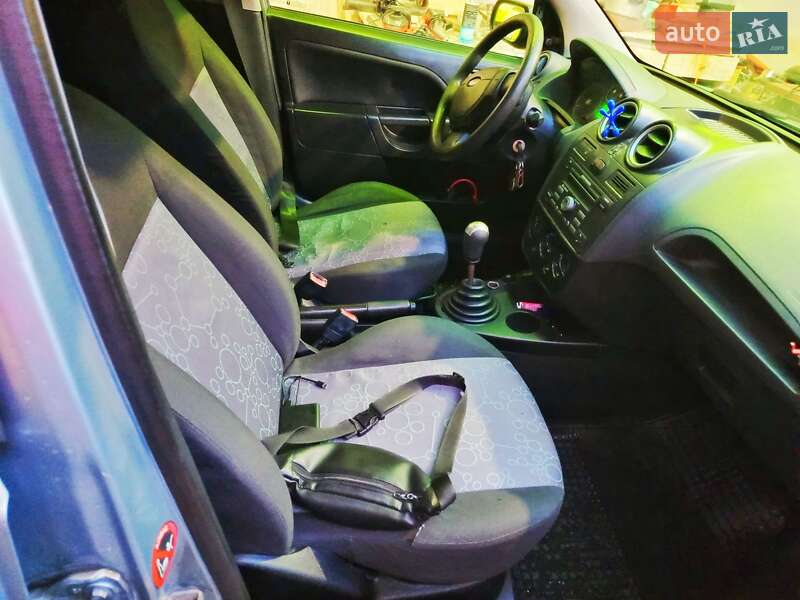 Хетчбек Ford Fiesta 2005 в Млиніві фото 8 Хетчбек Ford Fiesta 2005 в Млиніві