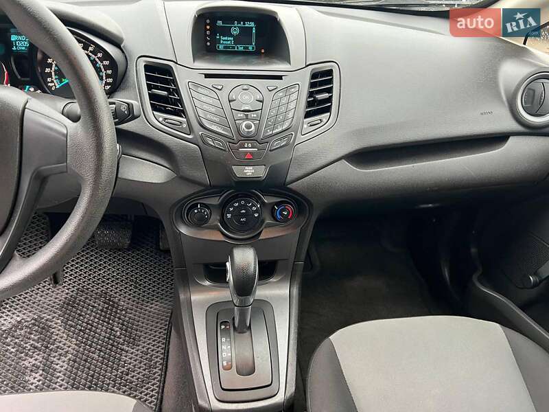 Седан Ford Fiesta 2015 в Львові