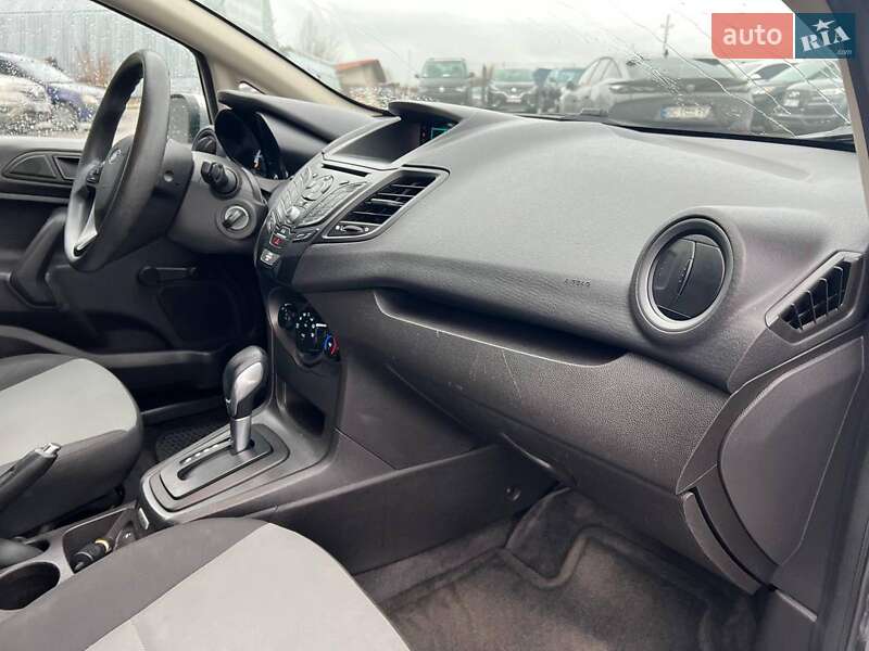 Седан Ford Fiesta 2015 в Львові